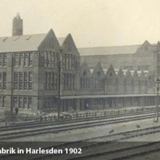Als der Handel in London sich stärker entwickelte, wurde 1901 eine neue Fabrik in Harlesden, Nord London, gebaut.